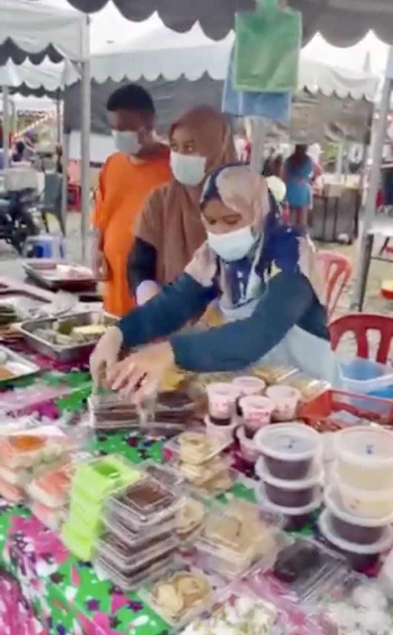 Keren Pemuda Ini Borong Makanan  Penjual Takjil untuk 