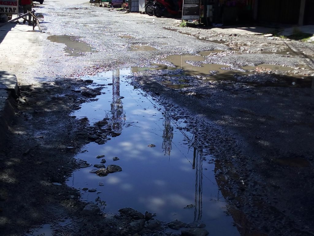 Kerusakan di Jalan Harmonika, Medan, yang tak kunjung diperbaiki.