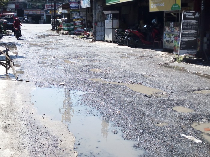 Kerusakan di Jalan Harmonika, Medan, yang tak kunjung diperbaiki.