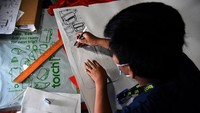Digitalisasi menjadi salah satu keharusan untuk mempertahankan roda bisnis di masa pandemi COVID-19 khususnya bagi para pelaku bisnis fashion.
