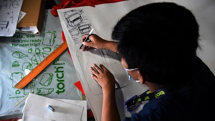 Beberapa UMKM fashion di indonesia justru mampu bertahan di saat pandemi karena memaksimalkan strategi pemasaran digital untuk pemasaran.