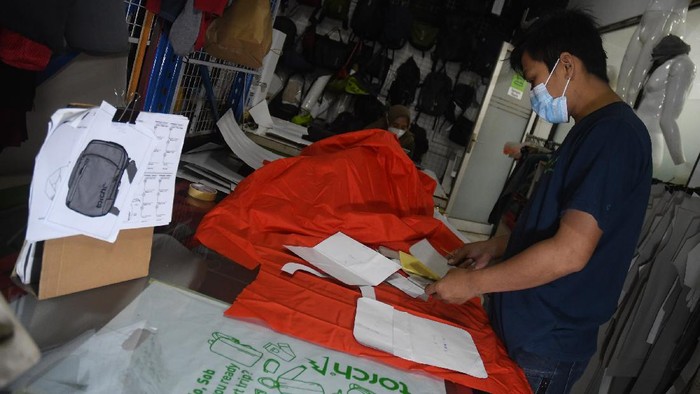 Beberapa UMKM fashion di indonesia justru mampu bertahan di saat pandemi karena memaksimalkan strategi pemasaran digital untuk pemasaran.