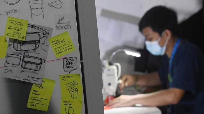 Beberapa UMKM fashion di indonesia justru mampu bertahan di saat pandemi karena memaksimalkan strategi pemasaran digital untuk pemasaran.