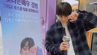 Bagaimana dengan pose Kim Bum saat minum ini? Sudah mirip posenya di poster belum? Foto: Instagram kimbumphofc