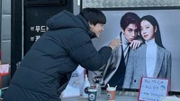 Begini pose bahagia sekaligus jahil ala Kim Bum saat menerima food truck. Kali ini yang mengirimkannya adalah aktor Lee Dong Wook dan aktris Jo Boah. Foto: Instagram kimbumphofc