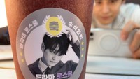 Ia juga menunjukkan minuman yang tengah dinikmatinya. Terlihat manis dengan tempelan stiker berwajah Kim Bum! Foto: Instagram kimbumphofc