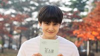 Aktor 31 tahun ini kembali menarik perhatian lewat drama terbarunya yang juga tayang di Netflix, Law School. Kim Bum berperan sebagai Han Joon Hwi. Foto: Instagram kimbumphofc