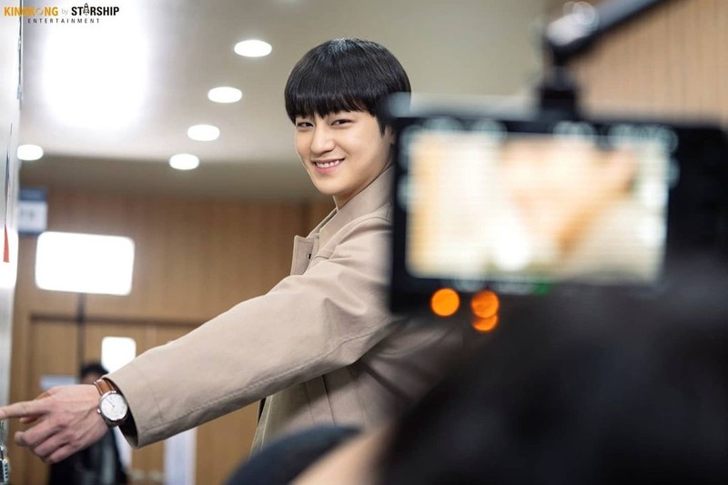 Kim Bum Saat Makan Bareng Lee Dong Wook dan Dapat Food Truck