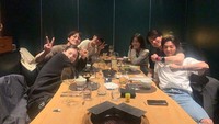 Dengan teman-teman dekatnya, Kim Bum menikmati momen makan bersama. Terlihat ada Lee Dong Wook juga lho. Foto: Instagram kimbumphofc