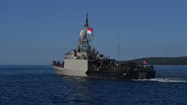 Sejumlah prajurit TNI AL berada di KRI Raden Eddy Martadinata-331 ketika sandar di Pelabuhan Tanjung Wangi, Banyuwangi, Jawa Timur, Sabtu (24/4/2021). Sedikitnya 21 KRI dikerahkan untuk mencari keberadaan KRI Nanggala-402 yang hilang kontak pada Rabu (21/4) dan pada Sabtu (24/4) dinyatakan  tenggelam oleh TNI setelah ditemukannya serpihan otentik milik kapal selam tersebut. ANTARA FOTO/Zabur Karuru/foc.