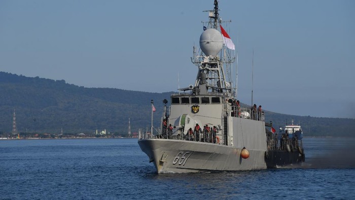 Sejumlah prajurit TNI AL berada di KRI Raden Eddy Martadinata-331 ketika sandar di Pelabuhan Tanjung Wangi, Banyuwangi, Jawa Timur, Sabtu (24/4/2021). Sedikitnya 21 KRI dikerahkan untuk mencari keberadaan KRI Nanggala-402 yang hilang kontak pada Rabu (21/4) dan pada Sabtu (24/4) dinyatakan  tenggelam oleh TNI setelah ditemukannya serpihan otentik milik kapal selam tersebut. ANTARA FOTO/Zabur Karuru/foc.