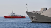 Seperti diketahui KRI Nanggala-402 hilang kontak dalam latihan penembakan torpedo pada Rabu (21/4/2021) dini hari. TNI melakukan fokus pencarian KRI Nanggala-402 di laut sebelah utara Bali, sekitar 40 km dari Celukan Bawang, Kecamatan Gerokgak, Kabupaten Buleleng, Bali. Di lokasi tersebut ditemukan tumpahan minyak dan daya magnet yang besar yang diduga bersumber dari KRI Nanggala-402.