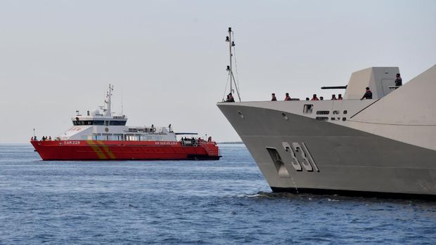 Sejumlah prajurit TNI AL berada di KRI Raden Eddy Martadinata-331 ketika sandar di Pelabuhan Tanjung Wangi, Banyuwangi, Jawa Timur, Sabtu (24/4/2021). Sedikitnya 21 KRI dikerahkan untuk mencari keberadaan KRI Nanggala-402 yang hilang kontak pada Rabu (21/4) dan pada Sabtu (24/4) dinyatakan  tenggelam oleh TNI setelah ditemukannya serpihan otentik milik kapal selam tersebut. ANTARA FOTO/Zabur Karuru/foc.