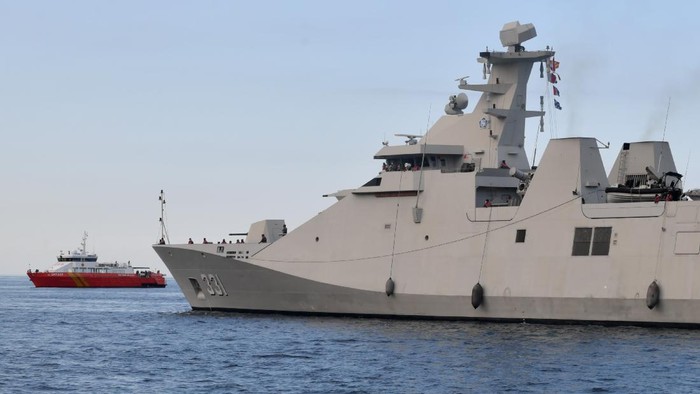 KRI NANGGALA DINYATAKAN TENGGELAM Sejumlah prajurit TNI AL berada di KRI Raden Eddy Martadinata-331 ketika sandar di Pelabuhan Tanjung Wangi, Banyuwangi, Jawa Timur, Sabtu (24/4/2021). Sedikitnya 21 KRI dikerahkan untuk mencari keberadaan KRI Nanggala-402 yang hilang kontak pada Rabu (21/4) dan pada Sabtu (24/4) dinyatakan tenggelam oleh TNI setelah ditemukannya serpihan otentik milik kapal selam tersebut. ANTARA FOTO/Zabur Karuru/foc.