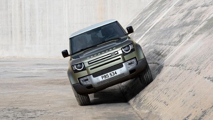Land Rover Defender memenangi penghargaam desain mobil terbaik 2021