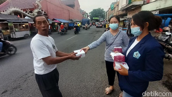Mahasiswa Buddhis di Karawang Bagi Takjil