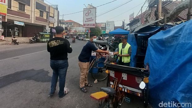 Mahasiswa Buddhis di Karawang Bagi Takjil