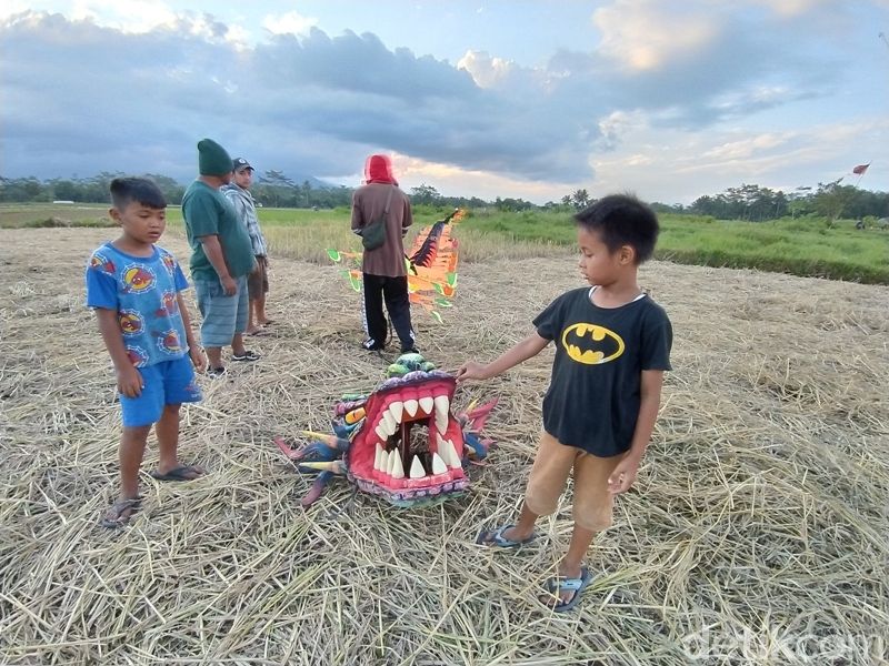 Melihat Layang-layang di Sorobayan Magelang
