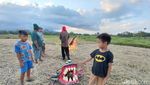 Foto Serunya Ngabuburit Sembari Menerbangkan Layang-layang