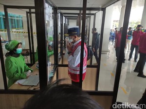 Menhub Tinjau Penerapan GeNose di Bandara Juanda dan Tanjung Perak