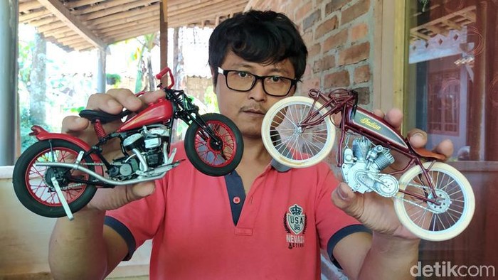 Seorang warga Temanggung, memanfaatkan limbah paralon (PVC) dibuat miniatur motor gede (moge) klasik. Hasilnya diminati hingga Amerika Serikat (AS).