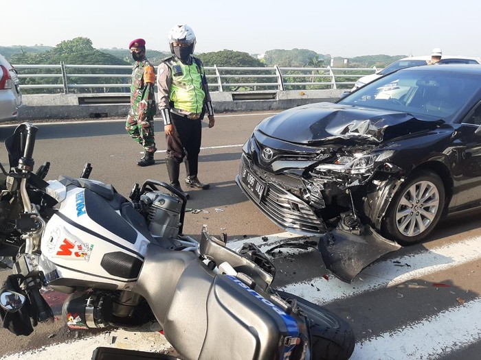 Motor gede BMW Patwal dan mobil dinas kecelakaan di Soerkarno Hatta, 23 April 2021. (Dok Istimewa)
