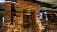 Selama pandemi, jumlah pengunjung turun drastis. Selain itu, pengunjung bisa berfoto di rumah adat khas Kudus dan juga kendaraan kuno di museum tersebut. (Dian Utoro Aji/detikTravel)