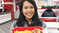 Wanita berusia 26 tahun ini juga beberapa kali mengunggah momen kulinerannya saat traveling. Seperti mencicipi burger In-N-Out di Amerika. Foto: Instagram Maudy Ayunda