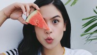 Selain blueberry, buah semangka yang kaya nutrisi juga jadi salah satu buah kesukaannya. Foto: Instagram Maudy Ayunda