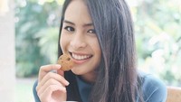 Selain ngeteh, Maudy tampaknya suka dengan makanan manis. Seperti cookies cokelat contohnya. Foto: Instagram Maudy Ayunda
