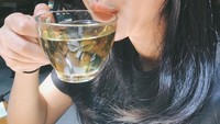 7. Begini nih imutnya gaya Maudy ketika bersantai di salah satu kafe, sambil menikmati teh yang disukainya. Foto: Instagram Maudy Ayunda