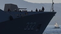 KRI I Gusti Ngurah Rai-332 bersandar di Pelabuhan Tanjung Wangi, Banyuwangi, Jawa Timur, Sabtu (24/4/2021). Pencarian kapal selam KRI Nanggala-402 terus digencarkan. Total ada 21 KRI yang terjun langsung dalam pencarian termasuk KRI Alugoro-405 yang juga merupakan kapal selam.