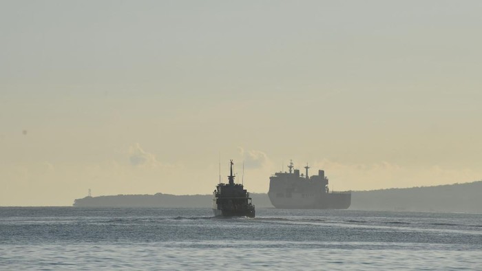 KRI I Gusti Ngurah Rai-332 dan KRI Oswald Siahaan (OWA) -354 bersiap-siap berlayar untuk melakukan operasi pencarian KRI Nanggala-402 di Pelabuhan Tanjung Wangi, Banyuwangi, Jawa Timur, Sabtu (24/4/2021). Pencarian kapal selam KRI Nanggala-402 difokuskan di laut sebelah utara Bali, yakni sekitar 40 km dari Celukan Bawang, Gerokgak, Kabupaten Buleleng, Bali. ANTARA FOTO/Zabur Karuru/hp.