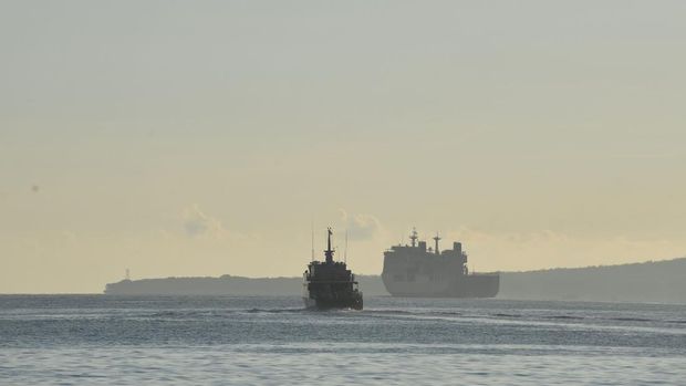 KRI I Gusti Ngurah Rai-332 dan KRI Oswald Siahaan (OWA) -354 bersiap-siap berlayar untuk melakukan operasi pencarian KRI Nanggala-402 di Pelabuhan Tanjung Wangi, Banyuwangi, Jawa Timur, Sabtu (24/4/2021). Pencarian kapal selam KRI Nanggala-402 difokuskan di laut sebelah utara Bali, yakni sekitar 40 km dari Celukan Bawang, Gerokgak, Kabupaten Buleleng, Bali. ANTARA FOTO/Zabur Karuru/hp.