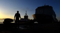 Kapal selam KRI Nanggala-402 masih terus dicari meski sudah lewat 72 jam sejak dinyatakan hilang kontak. Oksigen diperkirakan hanya tersedia hingga pukul 03.00 WIB tadi.