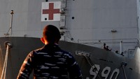 Terkait peristiwa ini, Amerika Serikat (AS) menyatakan pesawat patroli maritim milik Angkatan Laut-nya terbang ke Indonesia untuk membantu upaya pencarian kapal selam KRI Nanggala-402 yang hilang. Pentagon menyebut P-8 Poseidon dirancang khusus untuk misi pencarian di lautan, khususnya kapal selam.