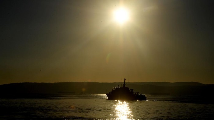 KRI I Gusti Ngurah Rai-332 dan KRI Oswald Siahaan (OWA) -354 bersiap-siap berlayar untuk melakukan operasi pencarian KRI Nanggala-402 di Pelabuhan Tanjung Wangi, Banyuwangi, Jawa Timur, Sabtu (24/4/2021). Pencarian kapal selam KRI Nanggala-402 difokuskan di laut sebelah utara Bali, yakni sekitar 40 km dari Celukan Bawang, Gerokgak, Kabupaten Buleleng, Bali. ANTARA FOTO/Zabur Karuru/hp.