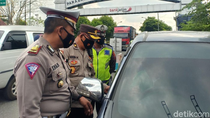 Pemerintah memperketat penyekatan sebelum larangan mudik 2021 berlaku. Jajaran gabungan Polres Ngawi dan instansi terkait menggelar operasi yustisi di perbatasan Jatim-Jateng.