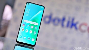 Layar Oppo A74 5G menggunakan panel IPS LCD berukuran 6,49 inch dengan resolusi Full HD+ dan fitur Hyper-color. Oppo A74 5G juga dilengkapi dengan empat kamera belakang dengan kamera utama 48 MP. HP ini dijual dengan harga Rp 3.799.000. Foto: Adi Fida Rahman/detikINET