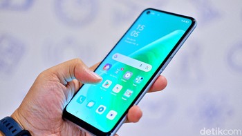Oppo A74: Oppo A74 5G hanya Rp 3 jutaan, ponsel 5G termurah Oppo di Tanah Air, ditenagai Snapdragon 480 yang dibekali modem 5G. Layar Oppo A74 5G IPS LCD berukuran 6,49 inch berfitur Hyper-color dan resolusi Full HD+. Oppo A74 5G didukung empat kamera. Kamera utama 48MP, lensa ultra-wide 8MP, lensa mono 2MP, dan lensa makro 2MP. Sementara kamera depannya berukuran 16MP. Ia hadir dengan RAM LPDDR4X 6GB dengan penyimpanan internal 128GB. Baterainya 5.000 mAh. Foto: Adi Fida Rahman/detikINET