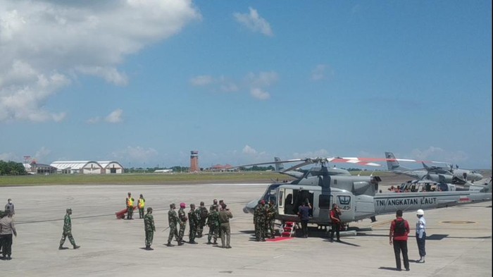 Panglima TNI Marsekal Hadi Tjahjanto bersama Kapolri Jendral Listyo Sigit Prabowo dan Kepala Staf Angkatan Laut (KSAL) Laksamana Yudo Margono meninjau bersama proses pencarian KRI Nanggala-402.