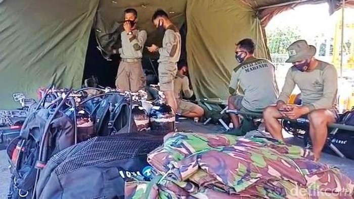 Pergeseran sejumlah alat yang berfungsi sebagai perlengkapan mendukung pencarian KRI Nanggala-402 dilakukan. Alat itu diangkut menggunakan pesawat Hercules dari Batam menuju Bandara Banyuwangi. Tak hanya itu, tim penyelam dari Taifib juga turun di Pelabuhan Tanjungwangi Banyuwangi.