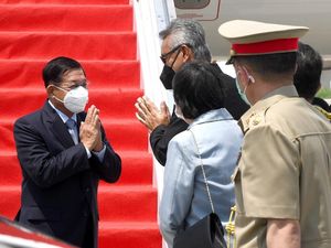 Momen Pemimpin Kudeta Myanmar Tiba di RI