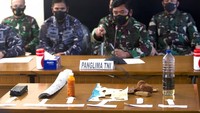 Barang pertama yang ditemukan adalah barang berwarna hitam yang disebutkan sebagai pelurus tabung terpedo. Selanjutnya ditemukan pembungkus pipa pendingin. Selanjutnya, terdapat pelumas untuk naik-turunnya periskop. Pelumas ini ditampilkan berupa cairan berwarna oranye di dalam botol. Selanjutnya, terdapat alas salat yang dipakai oleh ABK TNI. Alas salat ini disebut telah diyakini oleh mantan-mantan ABK KRI Nanggala. Ditemukan juga potongan-potongan spons penahan panas serta tumpahan solar yang sebelumnya telah menyebar dan terlihat melalui pantauan udara.