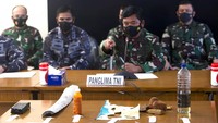 Kapal selam TNI Angkatan Laut (AL) KRI Nanggala-402, yang hilang kontak, dinyatakan telah tenggelam (subsunk). Diduga kapal mengalami keretakan hingga serpihan dan barang-barang keluar. Beberapa kepingan barang milik kapal selam KRI Nanggala-402 yang hilang kontak di perairan Bali, ditemukan. Barang-barang ini terdiri dari pelurus tabung terpedo hingga alas sholat milik ABK yang diperlihatkan saat konferensi pers.