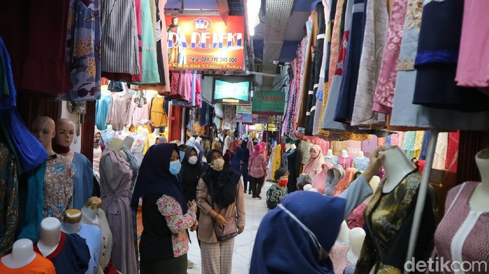 Penjual busana muslim di Pasar Kliwon Kabupaten Kudus