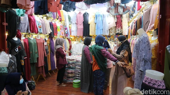 Penjual busana muslim di Pasar Kliwon Kabupaten Kudus