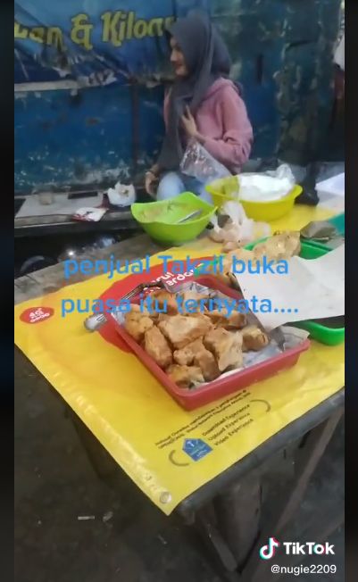 Salut! Perempuan Cantik Ini Tak Gengsi Bantu Ibunya Jualan Takjil
