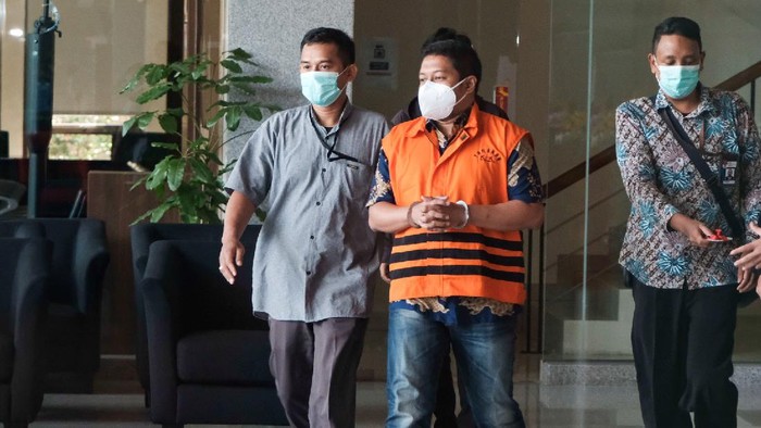 Penyidik KPK Stepanus Robin usai diperiksa terkait kasus suap
