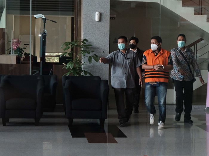 Penyidik KPK Stepanus Robin usai diperiksa terkait kasus suap Penyidik KPK Stepanus Robin usai diperiksa terkait kasus suap